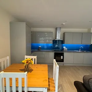 Apartment Claret And Blue, London