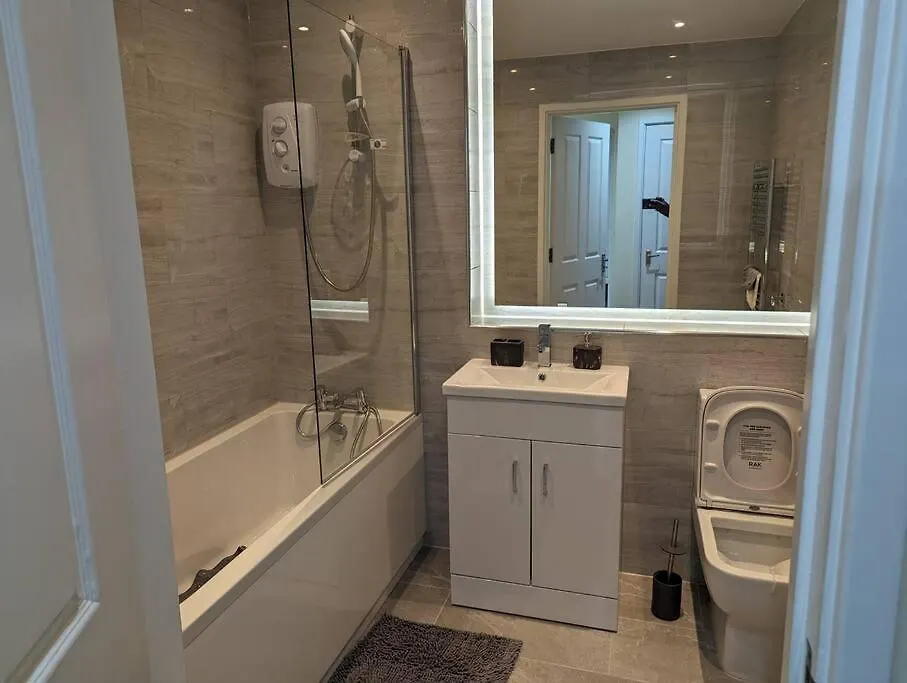 Newly Launched Two Bedroom House By Den Accommodation Short Lets & Serviced Accommodation With Garden London Holiday home