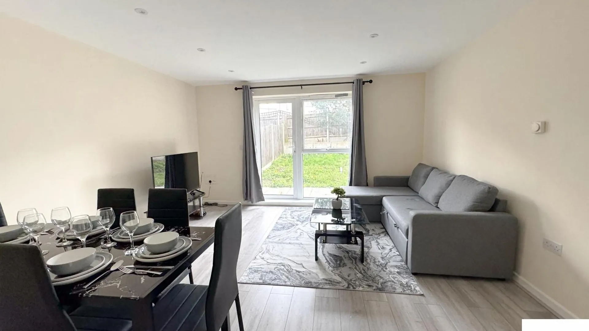 Newly Launched Two Bedroom House By Den Accommodation Short Lets & Serviced Accommodation With Garden location