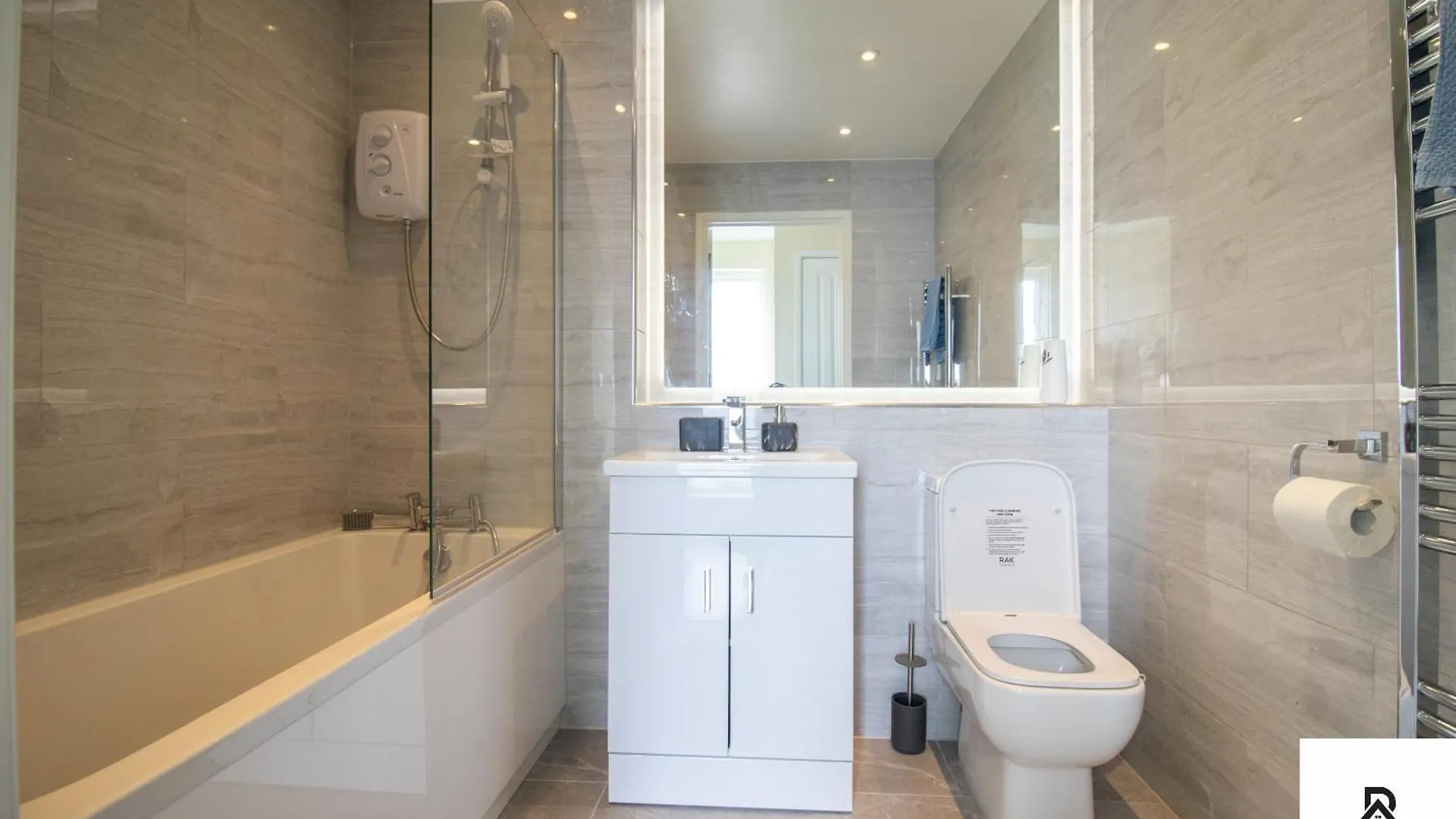 Newly Launched Two Bedroom House By Den Accommodation Short Lets & Serviced Accommodation With Garden London Holiday home