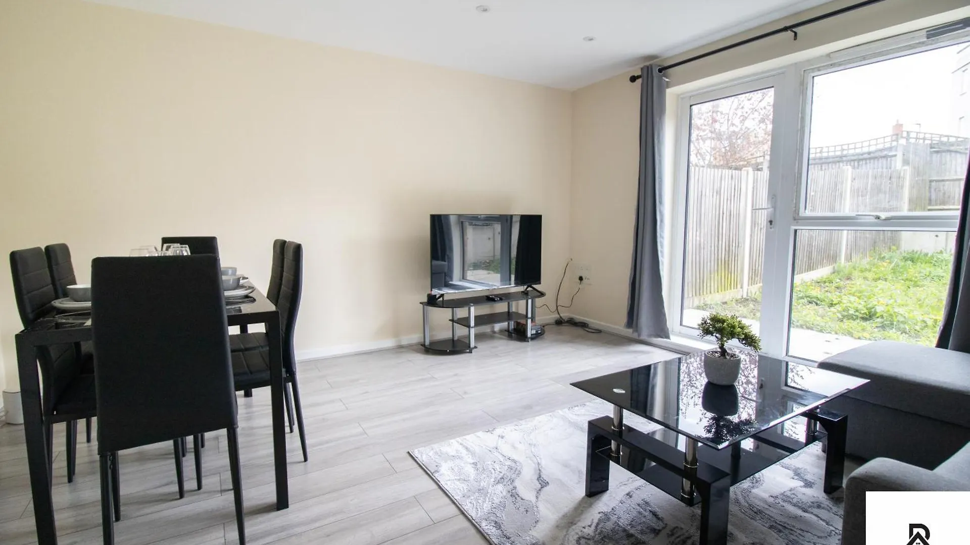 Newly Launched Two Bedroom House By Den Accommodation Short Lets & Serviced Accommodation With Garden London Holiday home