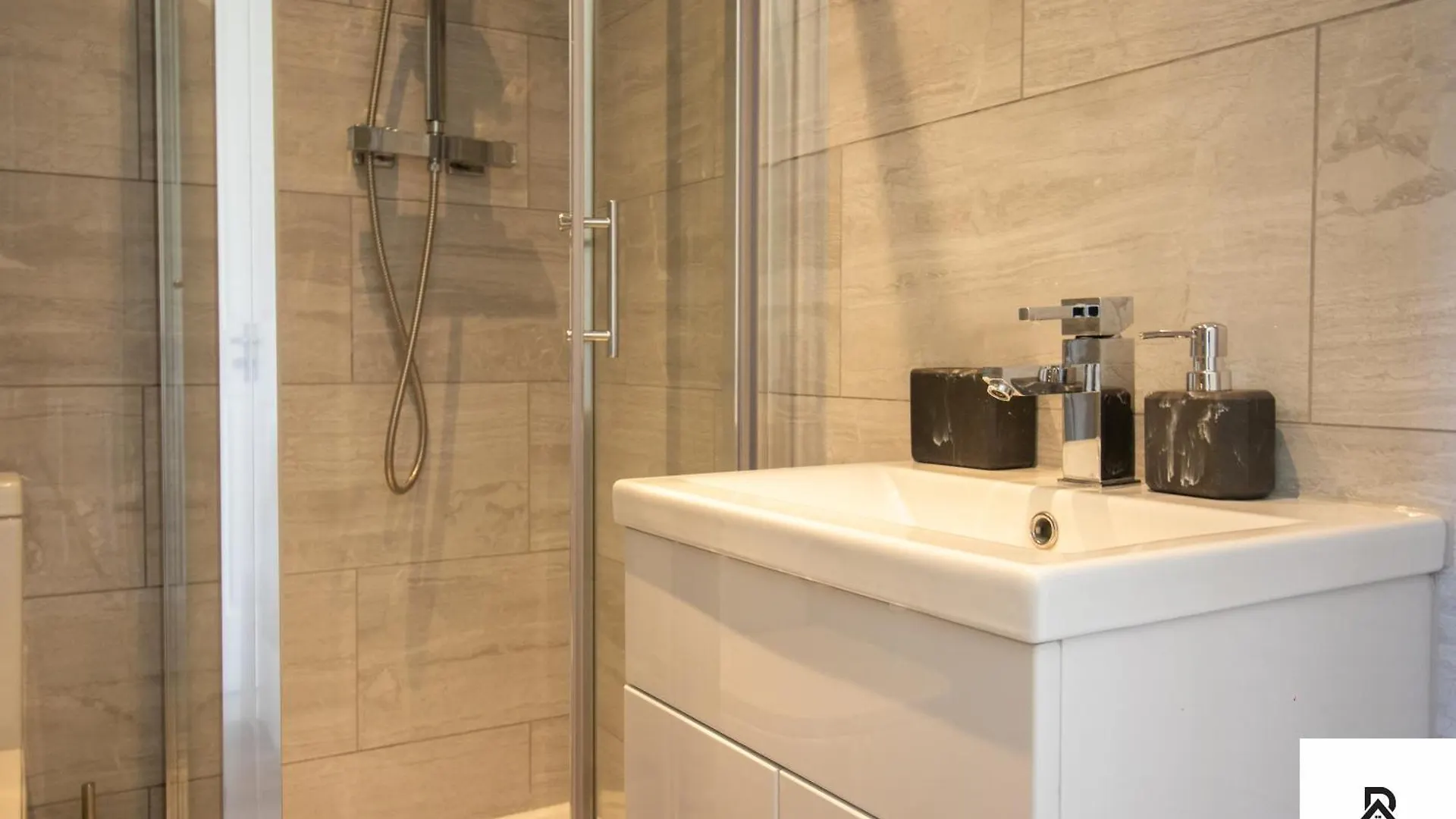 Newly Launched Two Bedroom House By Den Accommodation Short Lets & Serviced Accommodation With Garden London