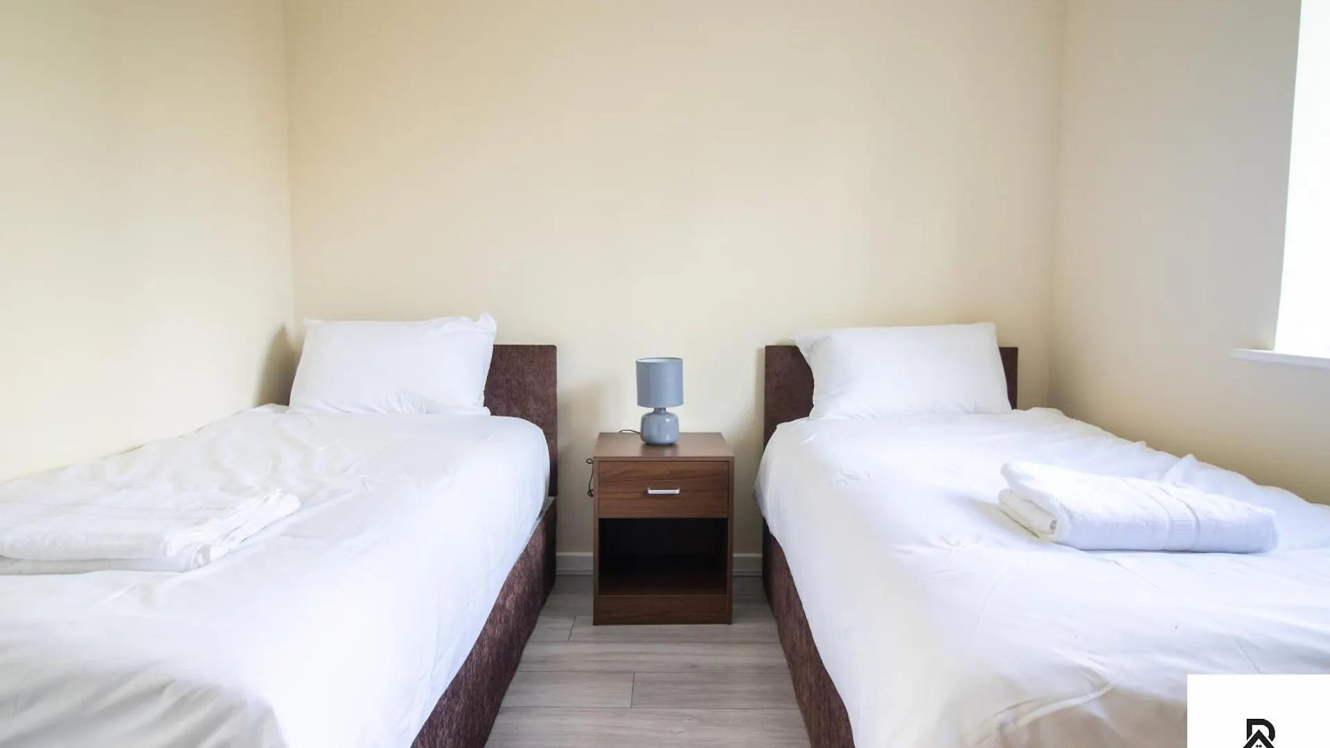 Prázdninový dům Newly Launched Two Bedroom House By Den Accommodation Short Lets & Serviced Accommodation With Garden Londýn