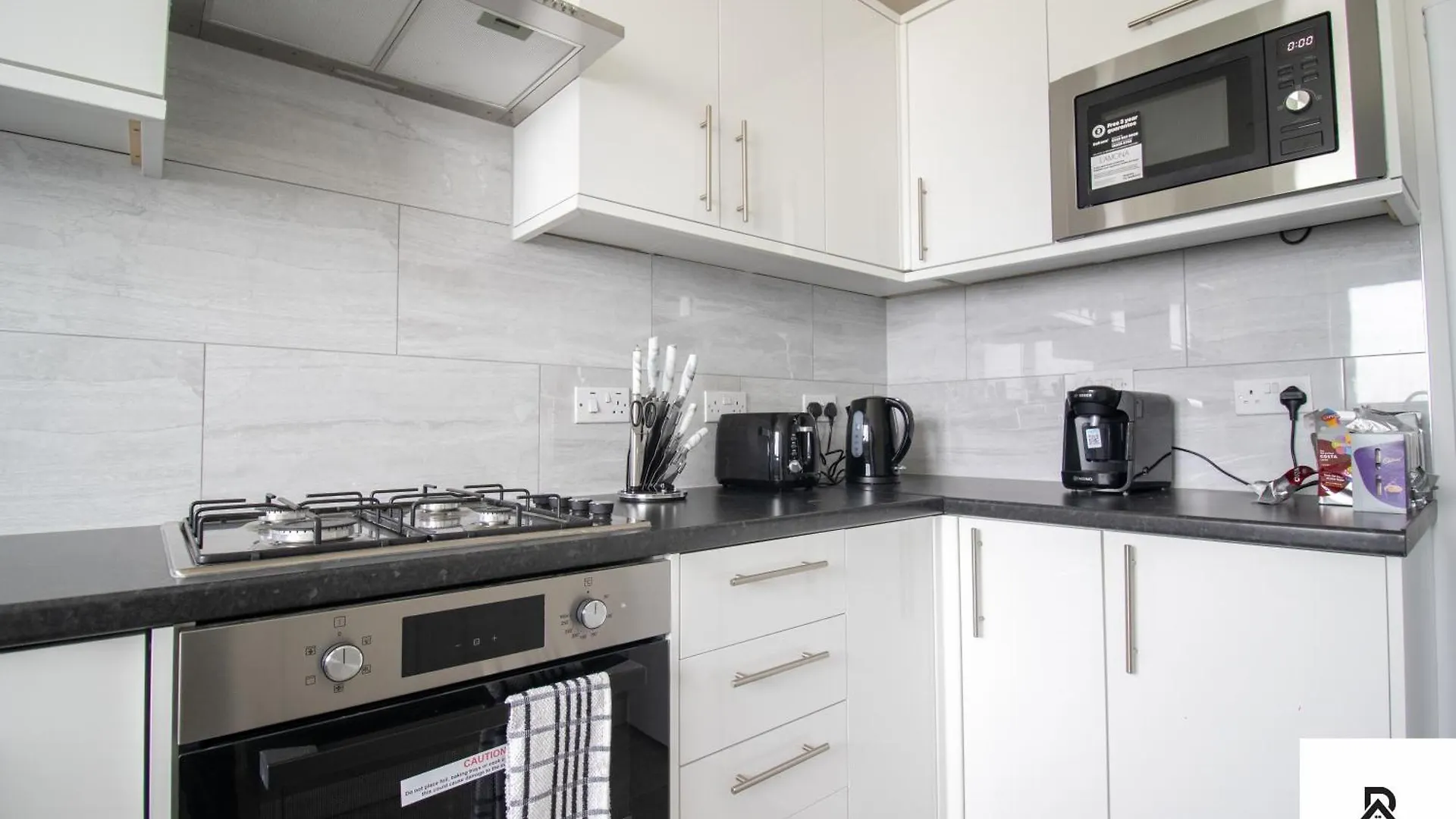 Newly Launched Two Bedroom House By Den Accommodation Short Lets & Serviced Accommodation With Garden London Holiday home