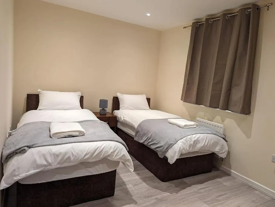 Newly Launched Two Bedroom House By Den Accommodation Short Lets & Serviced Accommodation With Garden London Holiday home