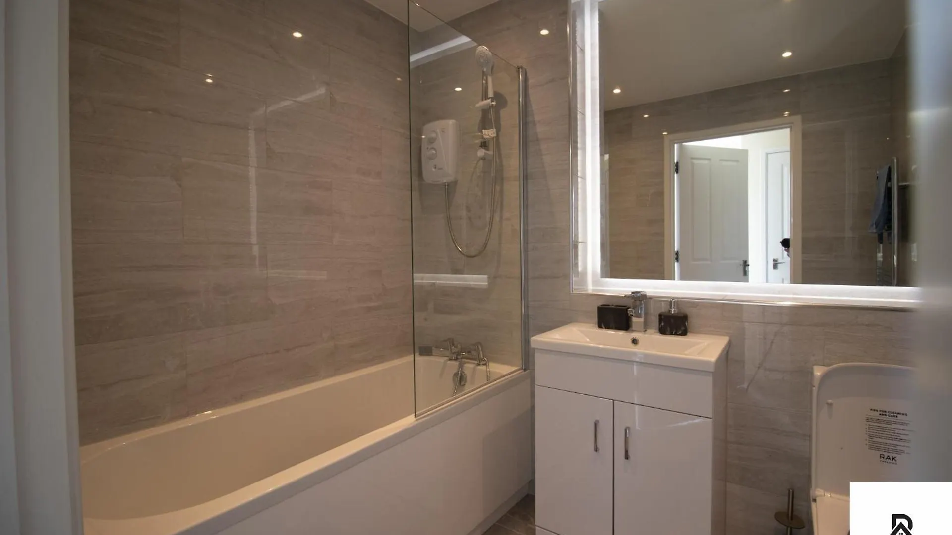 Newly Launched Two Bedroom House By Den Accommodation Short Lets & Serviced Accommodation With Garden London